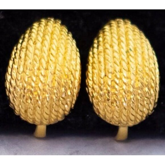 Vintage Round Oval Gold Tone Patterned Clip On Earrings by Crown Trifari - C14 - Picture 2 of 3